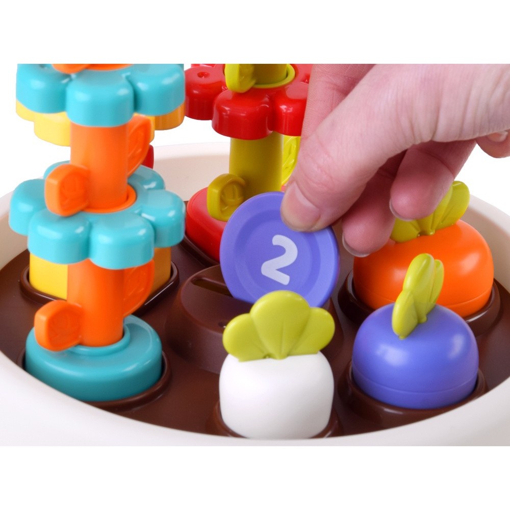 Holla Toys Interaktívna Sada Malý Záhradník s magnetickou mrkvou a s kvietkami + 6 žetónov, pre deti od 12 mesiacov