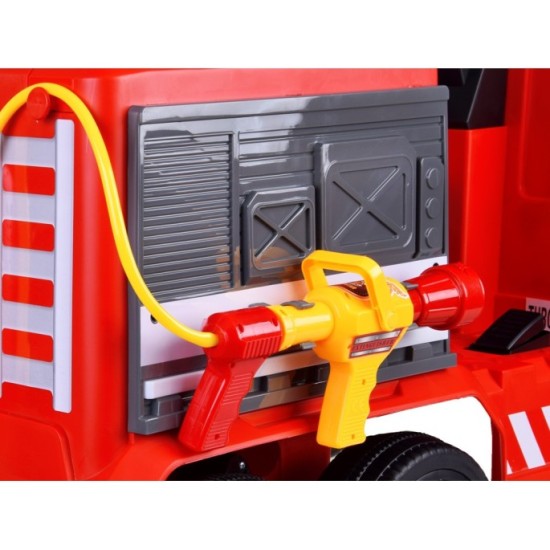 JOKO Elektrické autíčko Hasičské Auto so Striekajúcou vodou, Elektrické ovládanie rebríka + Elektrické striekanie vody, kožené s