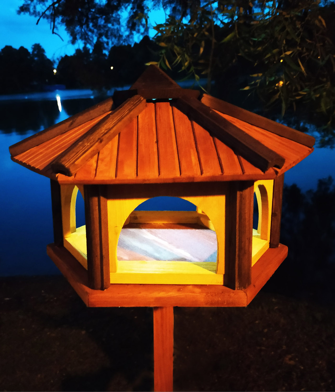 MKSTOR Drevené kŕmitko pre vtáky 50x45x40cm + SOLÁRNE Led Svetlo, vtáčia búdka, červená