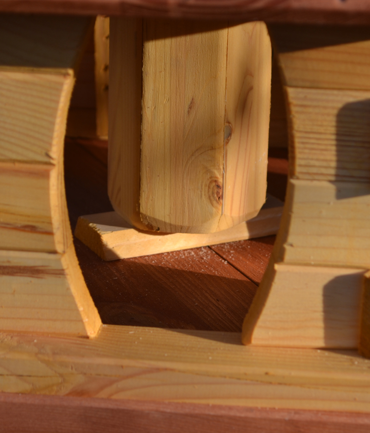 MKSTOR Drevené kŕmitko pre vtáky 50x45x35cm, vtáčia búdka so zásobníkom jedla, TIK