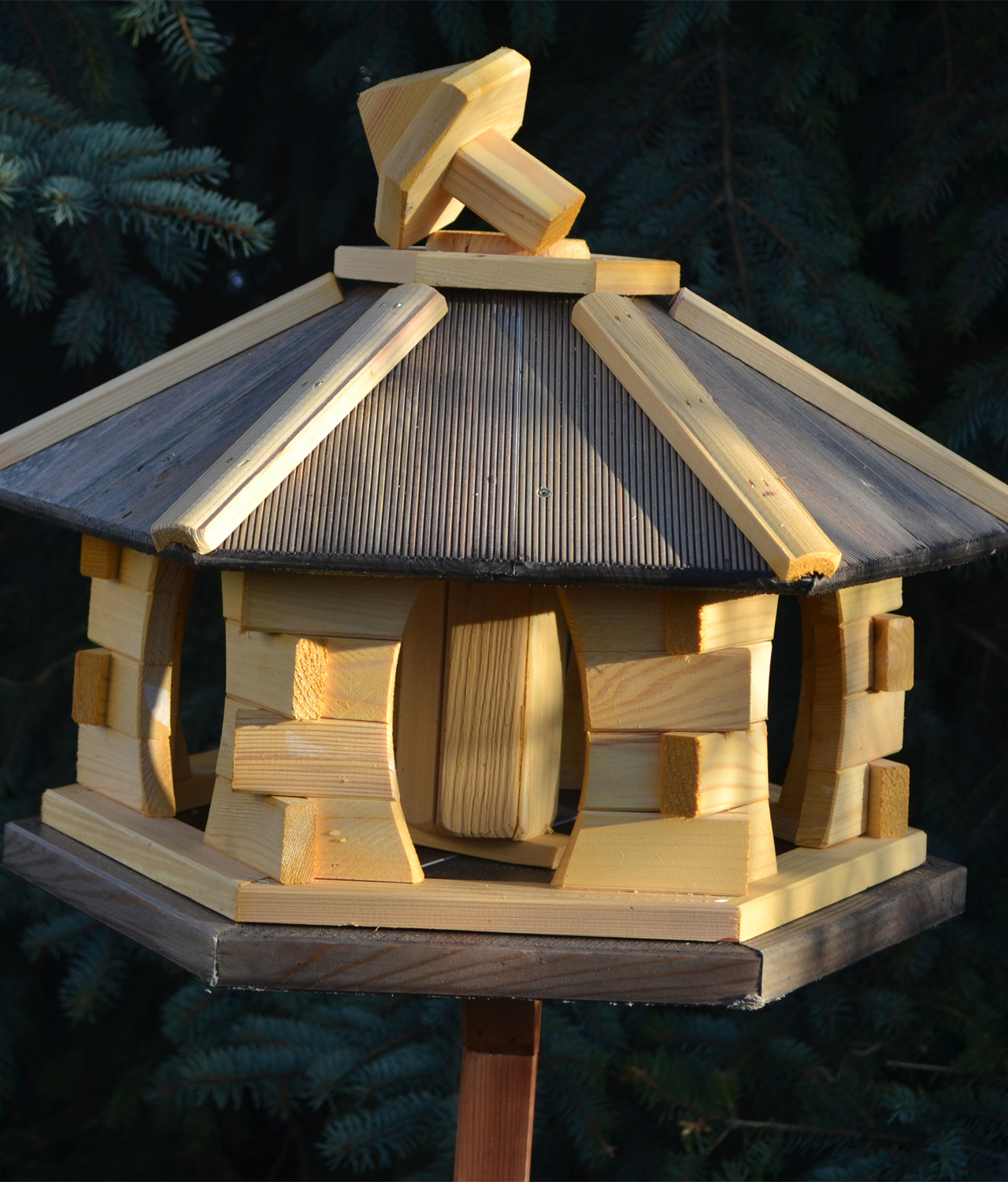 MKSTOR Drevené kŕmitko pre vtáky 50x45x35cm, vtáčia búdka so zásobníkom jedla, TIK