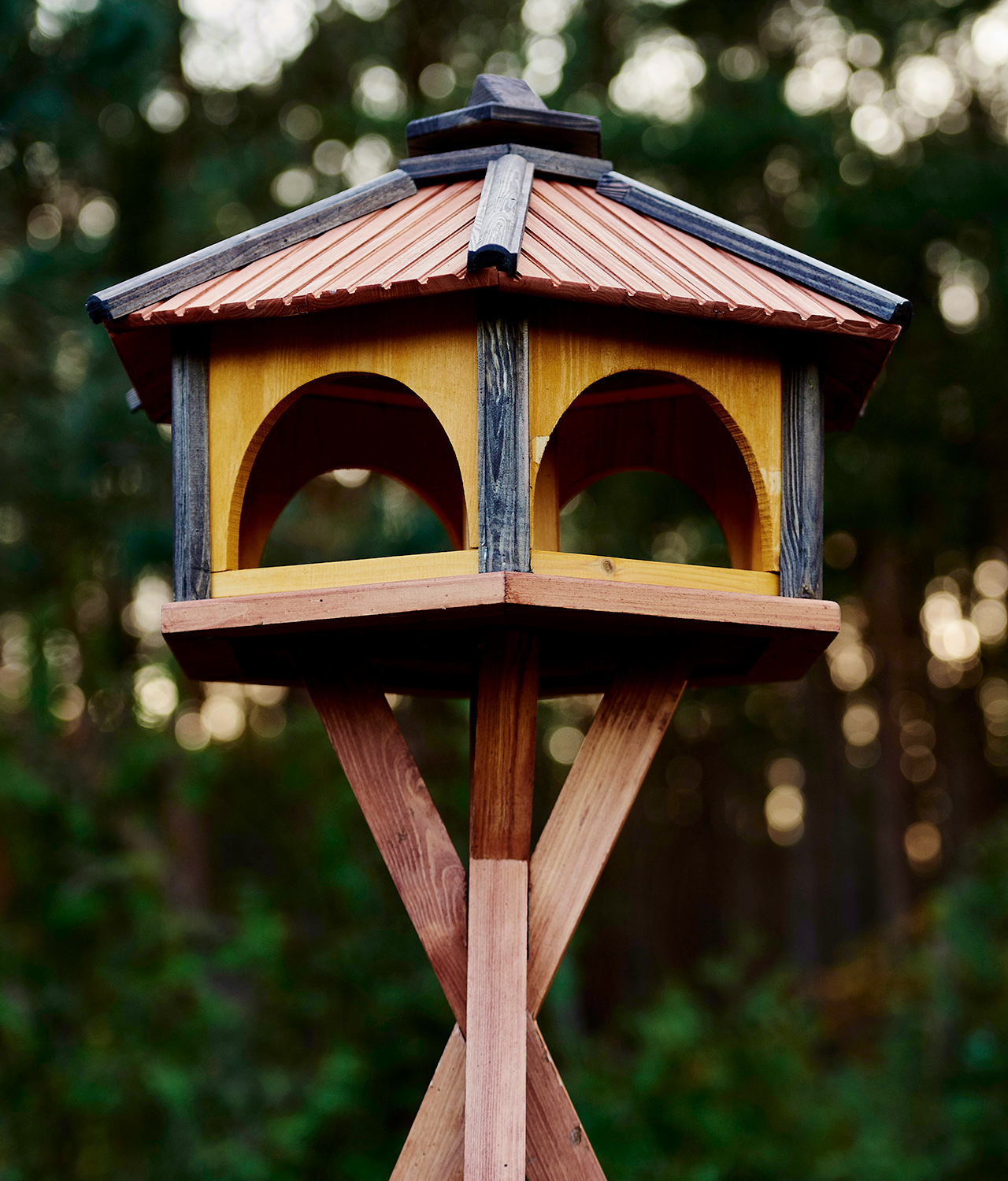 MKSTOR Drevené kŕmitko pre vtáky 60x50x40cm, vtáčia búdka so zásobníkom jedla, sivá