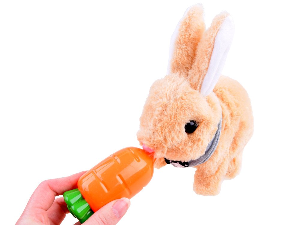 JOKO Interaktívny Plyšový Zajačik s košíkom, na batérie, chodí, hýbe nosom + vydáva zvuky, hnedý