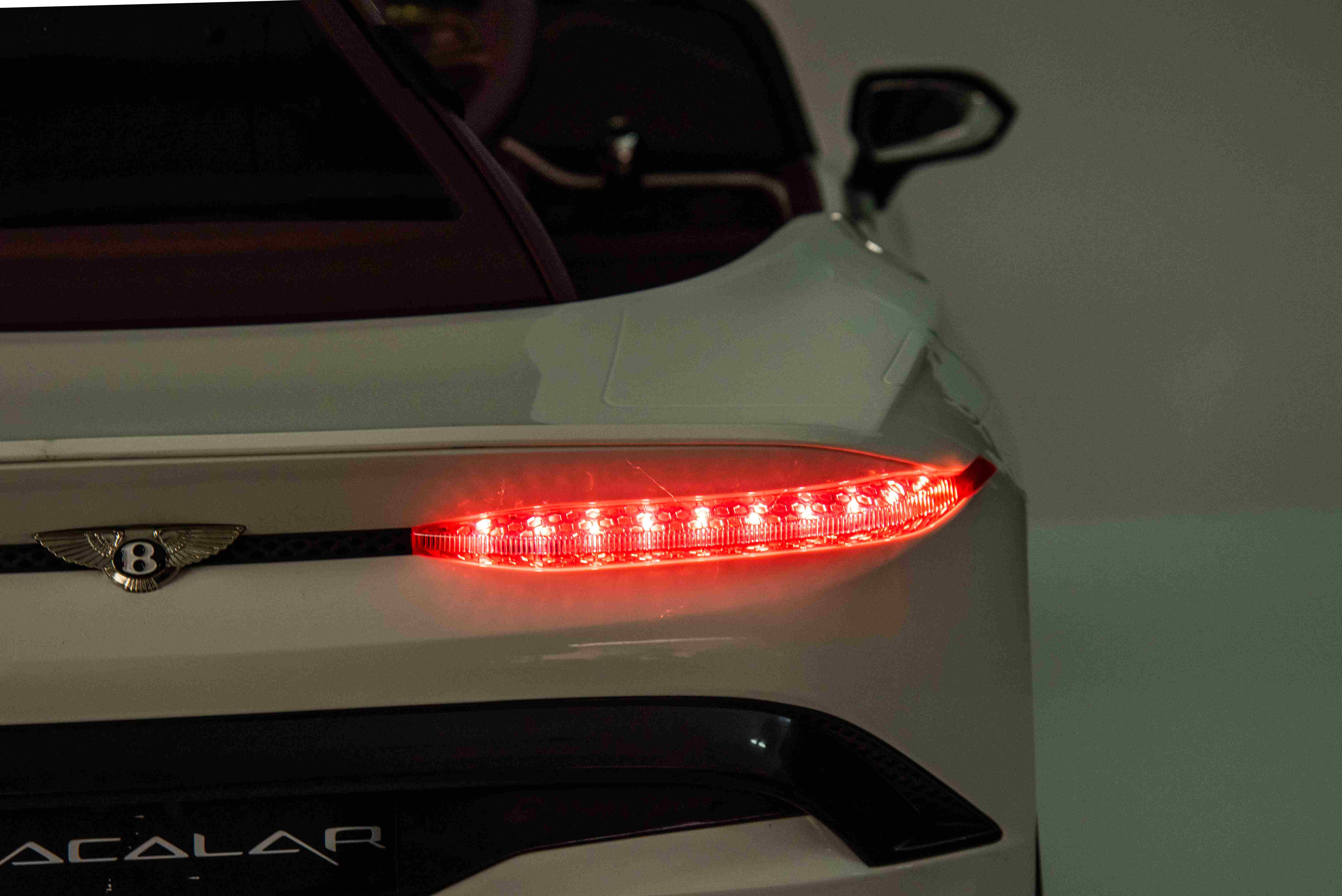 JOKO Elektrické autíčko Bentley Bacalar, penové kolesá, kožené sedadlo, biele